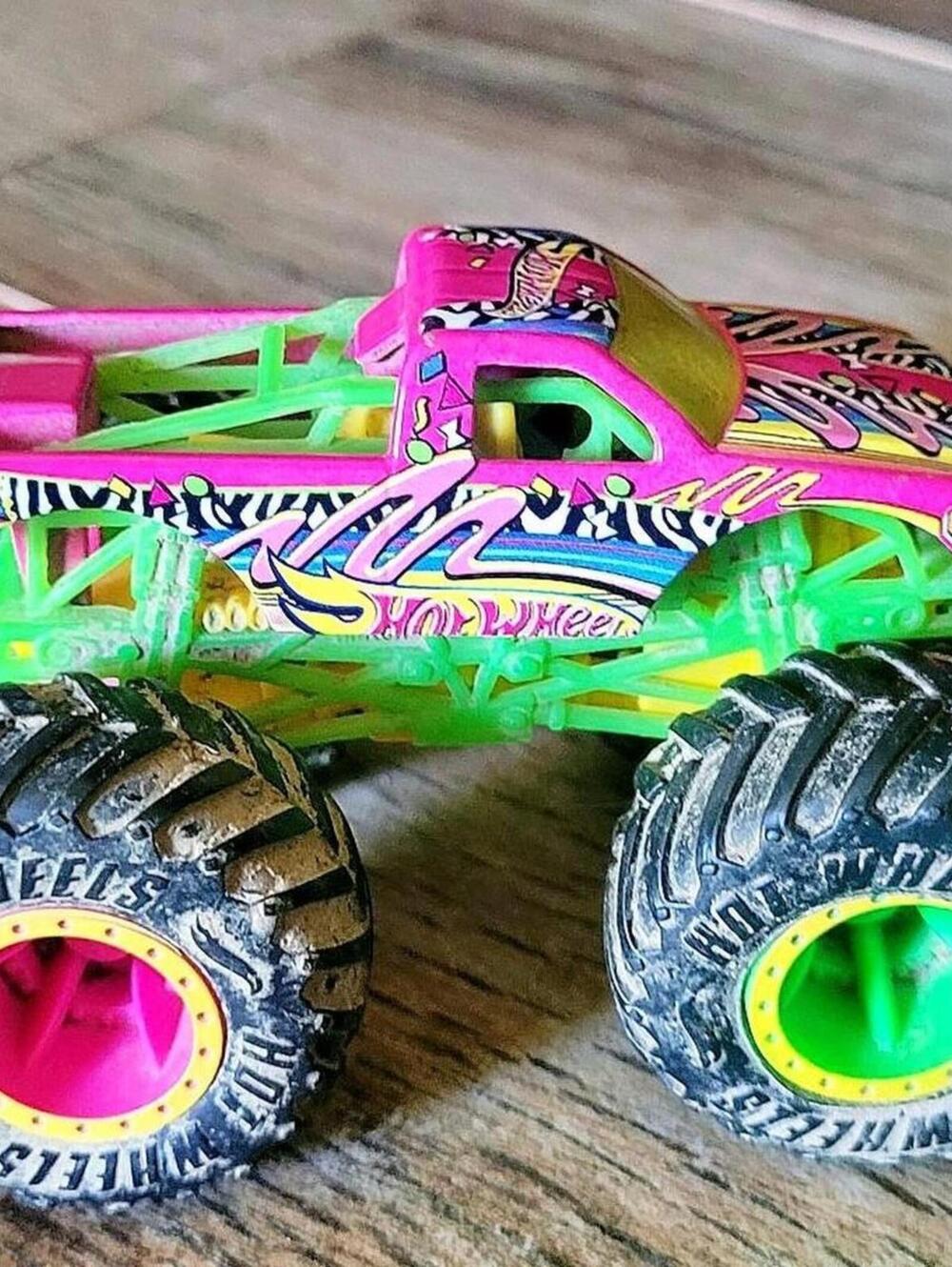 Hot Wheels Monster Jam Torque Terror neon pink and green monster truck